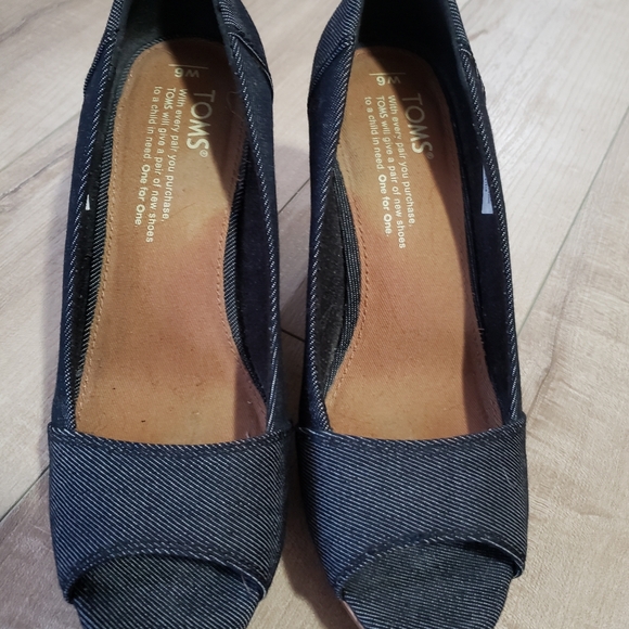 Women's Tom's shoes